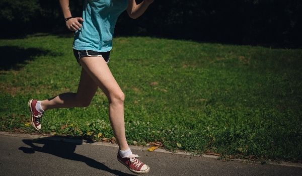 ジョギングする女性の画像